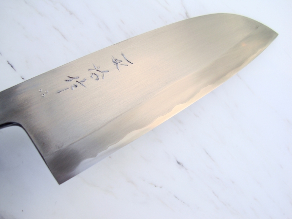 HEIJI Schmiede Santoku 18,5 cm Klinge mit Honbazuke, handgeschmiedet und -signiert, rostfrei