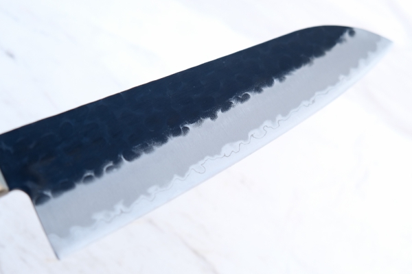 Sakon Aogami Super Tsuchime Santoku 18 cm, Klinge schwarz, nicht rostfrei